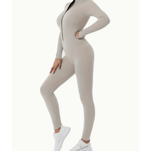 ATHLEISURE JUMPSUITS LIVE AUCTION LISTING - Picture 12 of 17